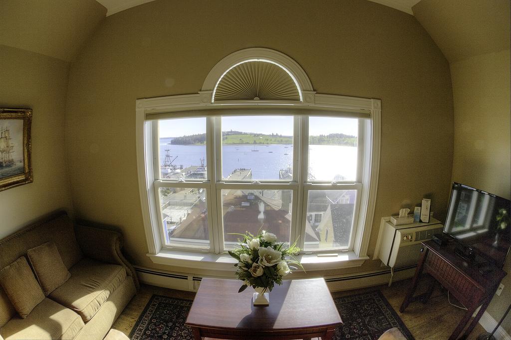 Lunenburg Arms Hotel Exterior photo